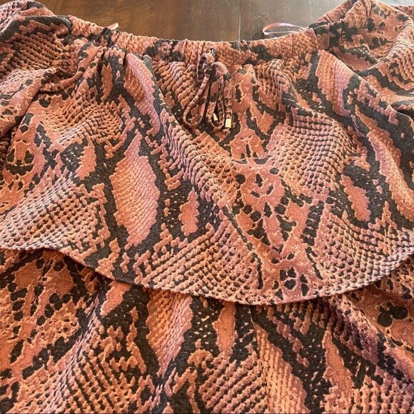 Olivaceous Pink Snake Skin Patterned Off shoulder shorts Romper size small - Picture 3 of 10
